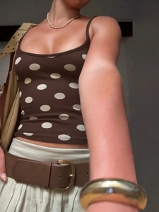 Top senza maniche marrone a pois in maglia a coste con scollo rotondo per donna