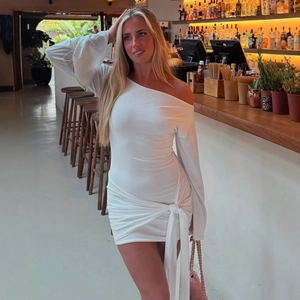 Robe Courte Sexy À Une Épaule Et Manches Longues Avec Nœud Plissé Coupe Ajustée Tenue De Soirée Élégante Blanc