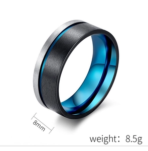 Detailansicht eines 8mm gebürsteten Silber-Schwarz Titanrings mit blauer Innenseite