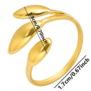 Detailansicht der goldenen Dreiblatt-Ring mit Maßen von 1,8 cm Länge und 1,7 cm Breite