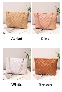 Détails des cabas matelassés à chaîne en quatre coloris : abricot, rose, blanc et marron