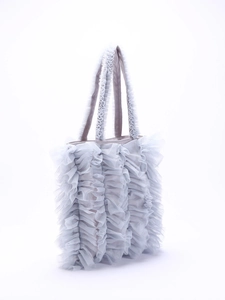 Vista lateral con textura de volantes del bolso de malla azul claro para mujer.