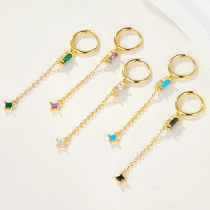 Elegante goldene Tropfenohrringe mit bunten Zirkoniasteinen im minimalistischen Stil