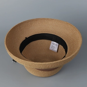Dettaglio interno cappello di paglia con fascia tergisudore ed etichetta taglia 57,5 cm