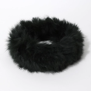 Bandeau chic en fausse fourrure noire avec texture douce et pelucheuse pour l'hiver