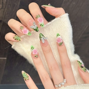 Unghie finte sfumate rosa e verdi con fiori 3D, coccinelle e accenti a farfalla