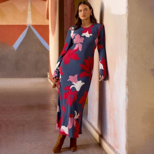 Détails de motifs floraux rouges et blancs sur une robe longue à manches longues