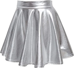 Detail van de zilveren geplooide minirok met hoge taille en glanzend metallic effect
