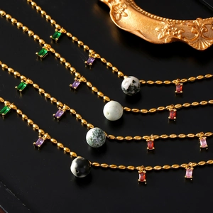 Colliers en acier titane doré avec zircons colorés et pendentifs en pierre naturelle
