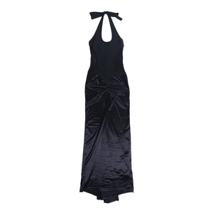 Vue détaillée de l'élégante robe de soirée longue dos nu noire et texture du tissu satiné