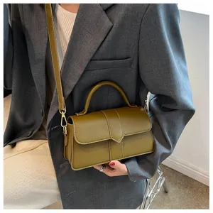 Sac bandoulière vert olive avec coutures géométriques et boucles dorées chic