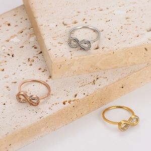 Set di tre anelli simbolo infinito in argento, oro e oro rosa con zirconi incastonati