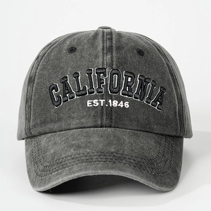 Detailansicht der California-Stickerei auf einer vintage grau gewaschenen Baseballkappe