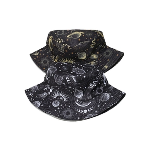 Chapeau bob noir avec motifs célestes de l'univers, imprimés étoiles et soleil