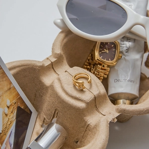 Vue à plat d'une bague étoile dorée avec cristaux parmi des accessoires de mode chic