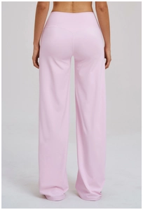 Détail du dos d'un pantalon de yoga rose taille haute avec couture en V pour effet galbant