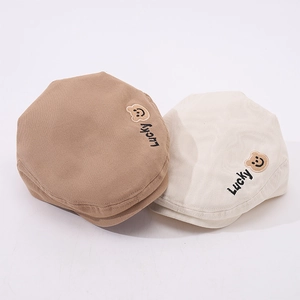 Berretti per bambini primavera con ricamo orso Lucky in cotone kaki e beige