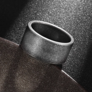 Vue rapprochée de la finition argent vintage mate sur une bague large en titane