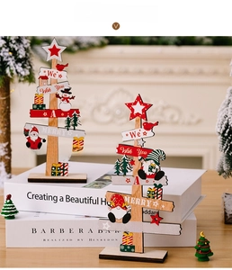 Détail d'ornements de table de Noël en bois avec motifs festifs et lettrage blanc