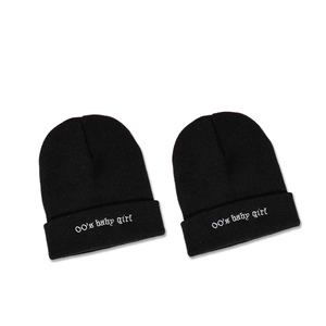 Bonnet en tricot noir avec broderie 00's baby girl de style minimaliste hivernal