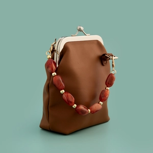 Vintage braune Ledertasche mit einzigartigem rotbraunem Perlengriff und Metallverschluss