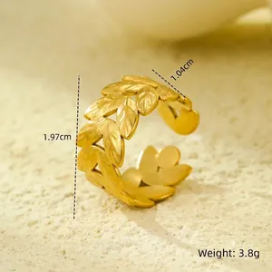 Detailed view of leaf pattern ring with size dimensions 1.04cm width and 1.97cm height