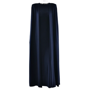 Dettaglio dell'abito da sera blu scuro con elegante mantella a pieghe e silhouette lunga