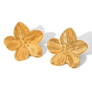 Elegant gold flower stud earrings in stainless steel featuring textured petal details
