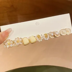 Set di 6 paia di orecchini a perno floreali con perle e dettagli in smalto dorato