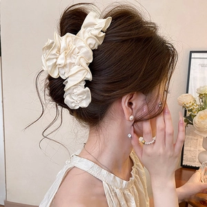 Pince à cheveux élégante en tissu plissé crème pour un chignon sophistiqué et doux