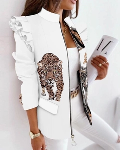 Détail de l'imprimé léopard et motifs baroques sur veste blanche à manches volantées