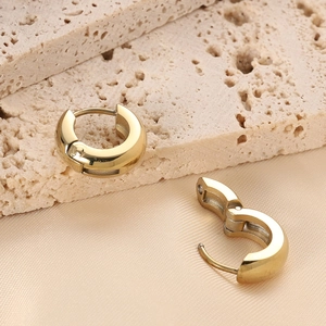 Detail of 14K gold plated stainless steel chunky C-shape earrings with clasp closure