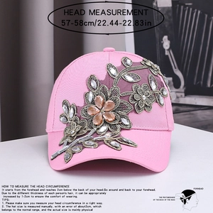 Detailansicht der rosa Strass-Baseballkappe mit Blumenstickerei und 57-58cm Größenangabe
