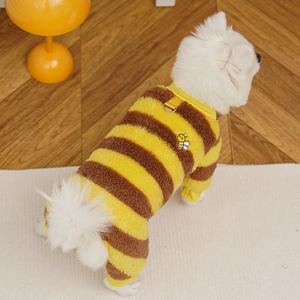 Dettaglio tutina a righe in peluche per cani con anello a D e ricamo ad ape