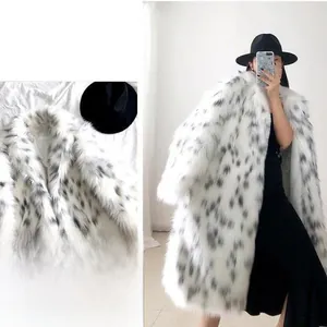 Détail de la texture du manteau en fausse fourrure léopard avec grand revers et coupe longue
