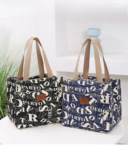 Détail de sacs à déjeuner isolés en Oxford noir et bleu marine avec imprimés tendance