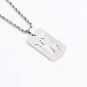 Détail d'une chaîne torsadée argentée et d'un pendentif rectangulaire avec lettre W