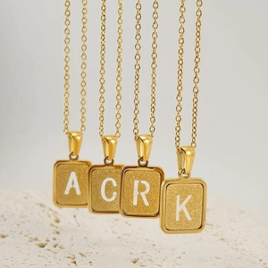 Colliers élégants avec pendentifs carrés plaqués or 18K et lettres A C R K gravées
