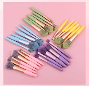 Set di 6 pennelli da trucco colorati con setole morbide e ghiera dorata in vista piana