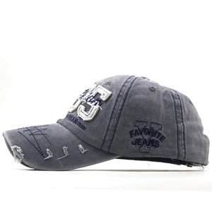 Detailaufnahme der Vintage-Jeans-Basecap mit 55er Stickerei und abgenutzter Krempe