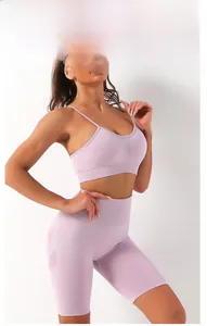 Detail von lavendelfarbenem Yoga-Set mit Cross-Back Sport-BH und High-Waist-Shorts