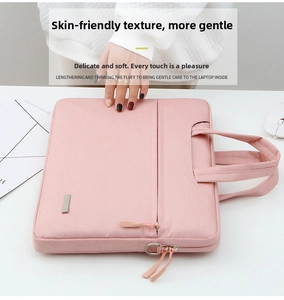 Dettaglio borsa porta PC rosa con manici rinforzati, doppia zip e ganci laterali