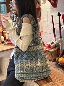Winter plush tote bag with Fair Isle patterns and large capacity for seasonal daily use