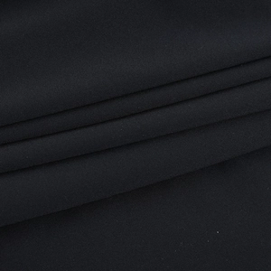 Gros plan sur un tissu en maille noire montrant la texture fine et le drapé soyeux