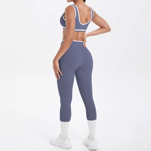 Detail des Racerback-Sport-BHs und der High-Waist-Yogahose in Graublau-Weiß