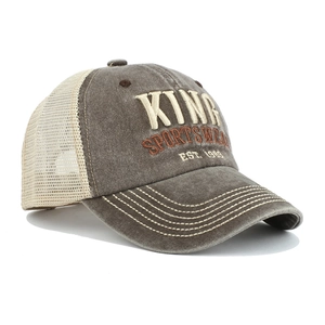 Dettaglio del ricamo 3D King Sportswear su un cappello trucker in rete retrò