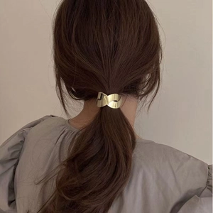 Elegante fermacoda in metallo dorato con design a nodo per acconciature raffinate