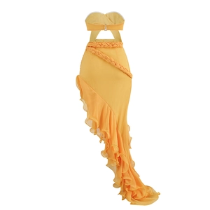 Détail d'un ensemble jaune deux pièces avec ourlet à volants et jupe à fente latérale