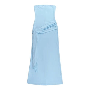 Détail de la robe longue bustier bleu clair avec plis à la taille et liens à nouer
