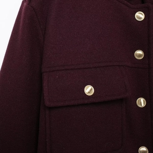Giacca corta in lana viola scuro da donna con dettagli di bottoni in metallo dorato